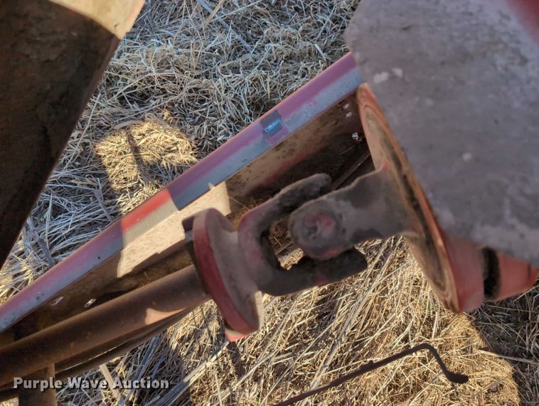 image for item DT1752 New Holland 664 round baler