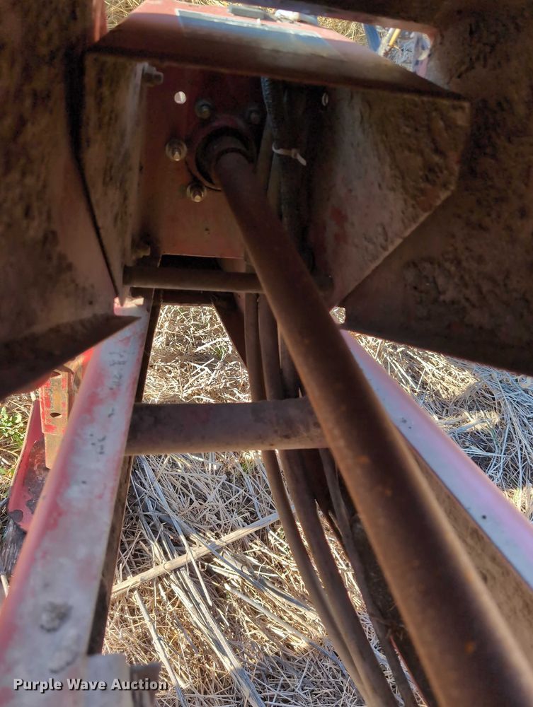 image for item DT1752 New Holland 664 round baler