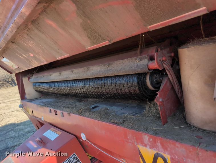 image for item DT1752 New Holland 664 round baler