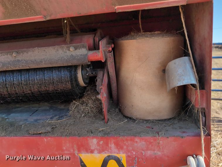 image for item DT1752 New Holland 664 round baler