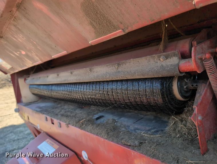 image for item DT1752 New Holland 664 round baler