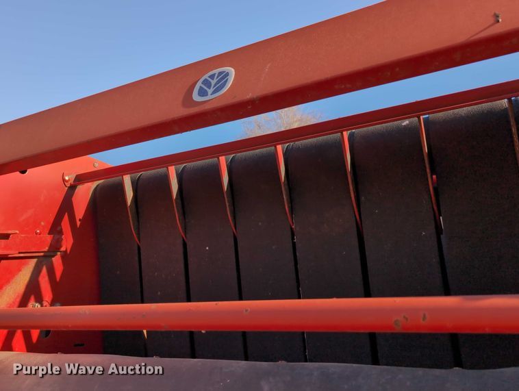 image for item DT1752 New Holland 664 round baler