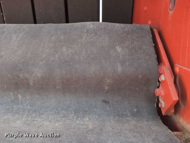 image for item DT1752 New Holland 664 round baler