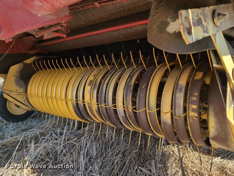 image for item DT1752 New Holland 664 round baler