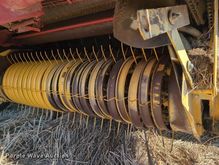image for item DT1752 New Holland 664 round baler