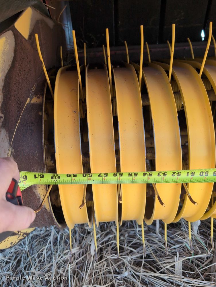 image for item DT1752 New Holland 664 round baler