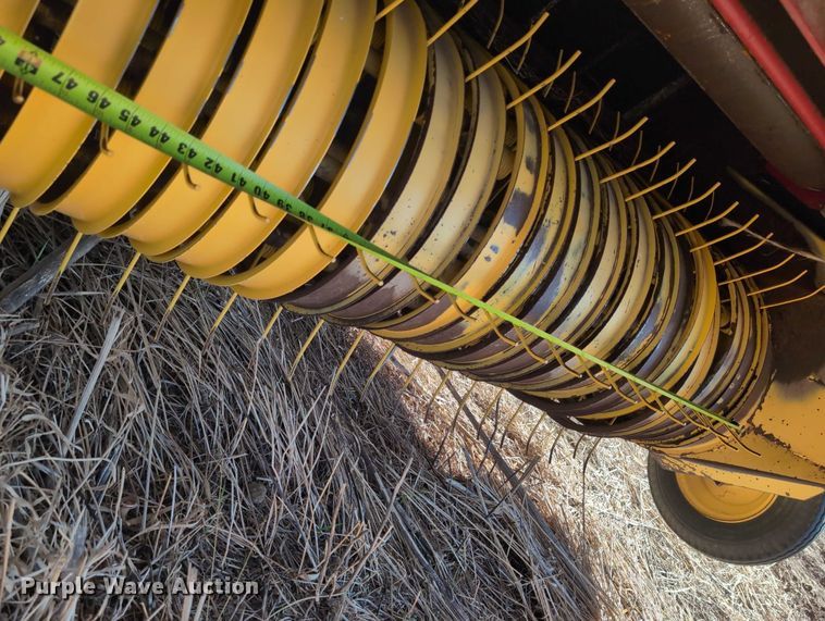 image for item DT1752 New Holland 664 round baler