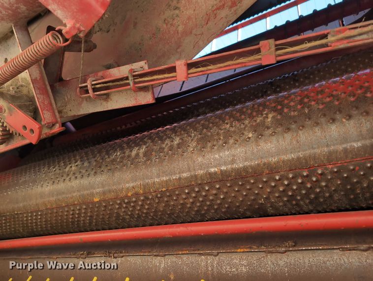 image for item DT1752 New Holland 664 round baler