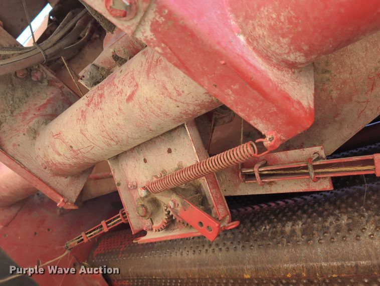 image for item DT1752 New Holland 664 round baler