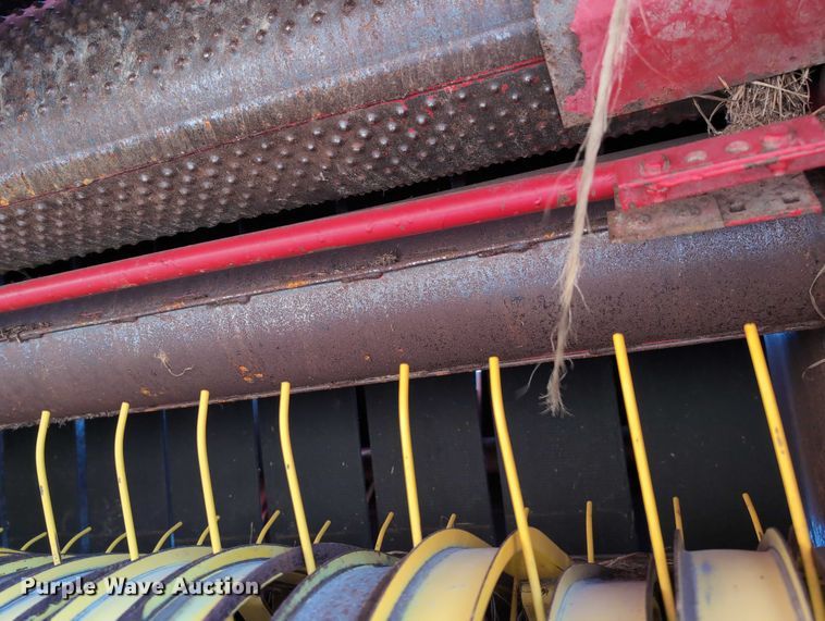 image for item DT1752 New Holland 664 round baler