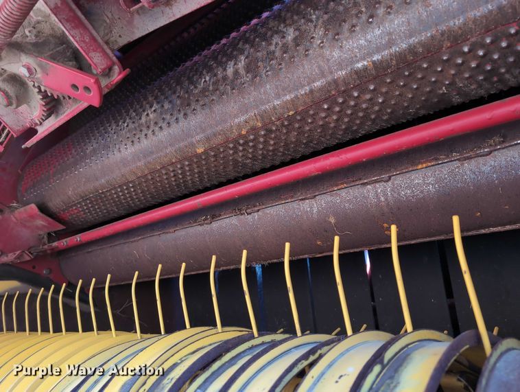 image for item DT1752 New Holland 664 round baler