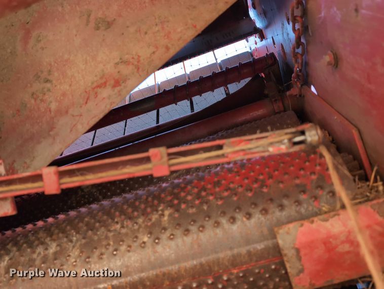 image for item DT1752 New Holland 664 round baler