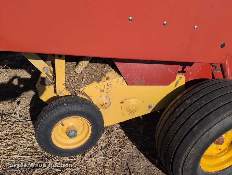 image for item DT1752 New Holland 664 round baler