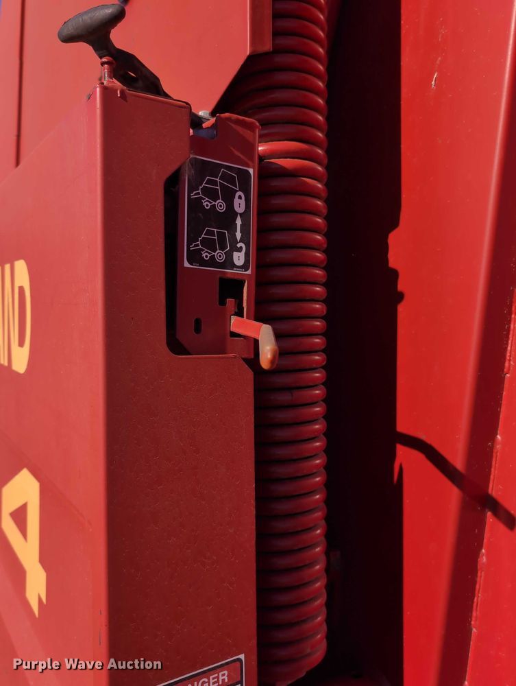 image for item DT1752 New Holland 664 round baler