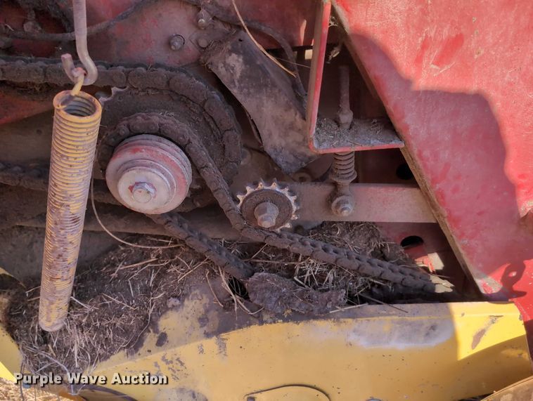 image for item DT1752 New Holland 664 round baler