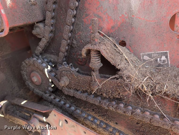 image for item DT1752 New Holland 664 round baler