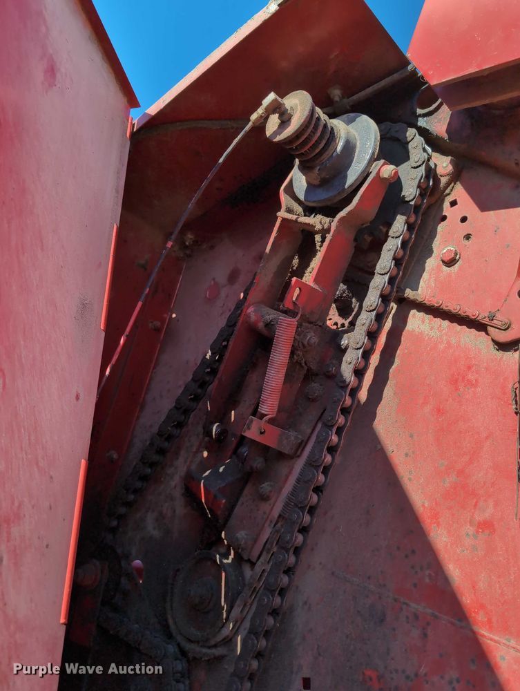 image for item DT1752 New Holland 664 round baler