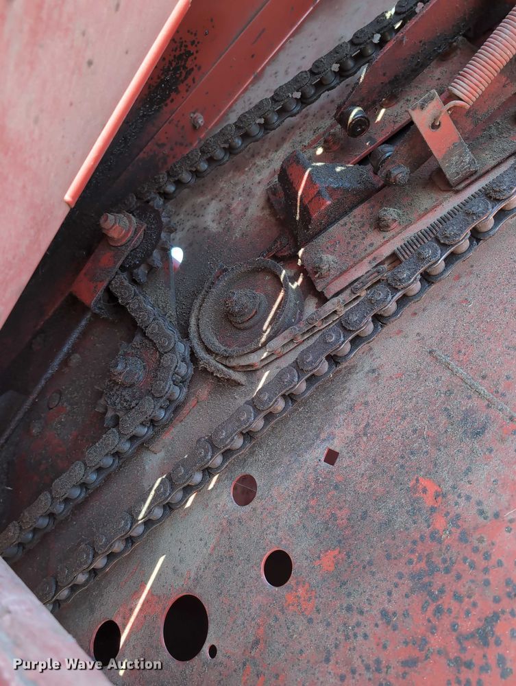 image for item DT1752 New Holland 664 round baler