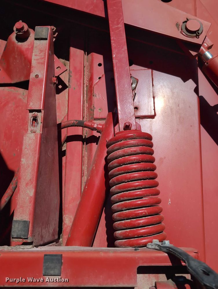 image for item DT1752 New Holland 664 round baler