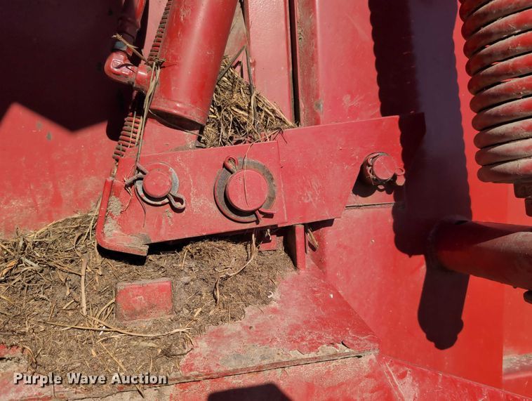 image for item DT1752 New Holland 664 round baler