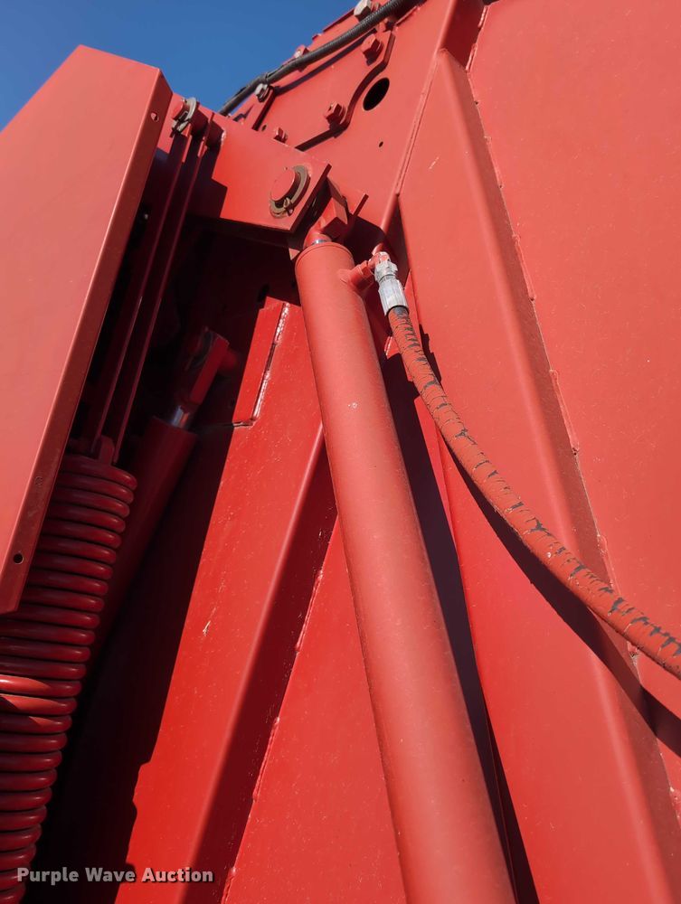 image for item DT1752 New Holland 664 round baler