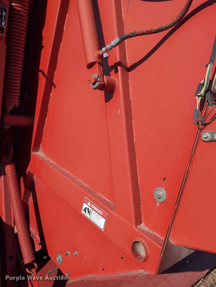 image for item DT1752 New Holland 664 round baler