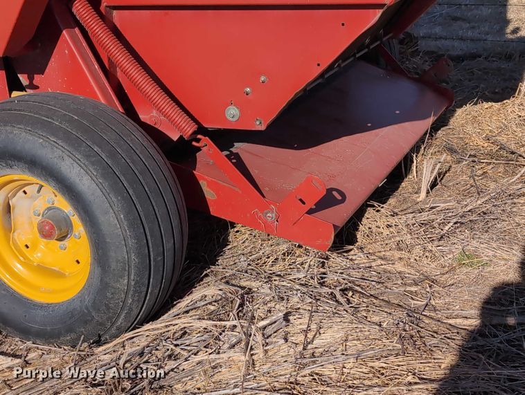 image for item DT1752 New Holland 664 round baler