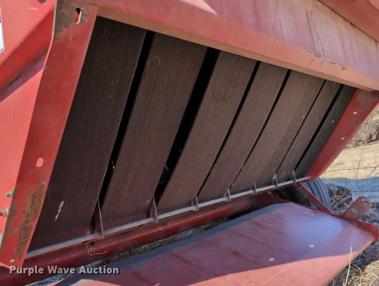 image for item DT1752 New Holland 664 round baler