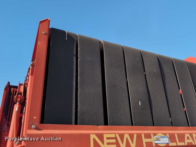 image for item DT1752 New Holland 664 round baler