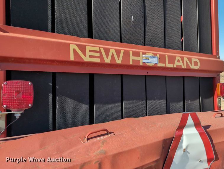 image for item DT1752 New Holland 664 round baler
