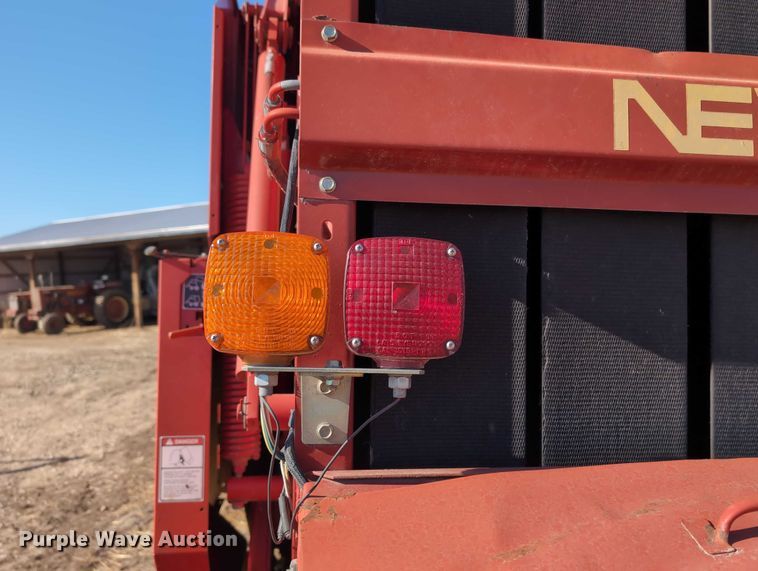 image for item DT1752 New Holland 664 round baler