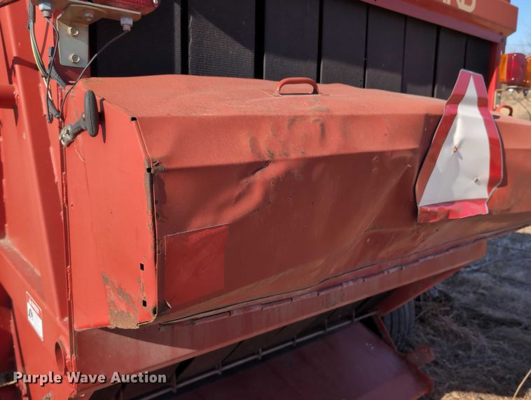 image for item DT1752 New Holland 664 round baler