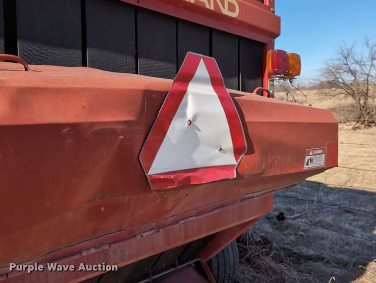 image for item DT1752 New Holland 664 round baler