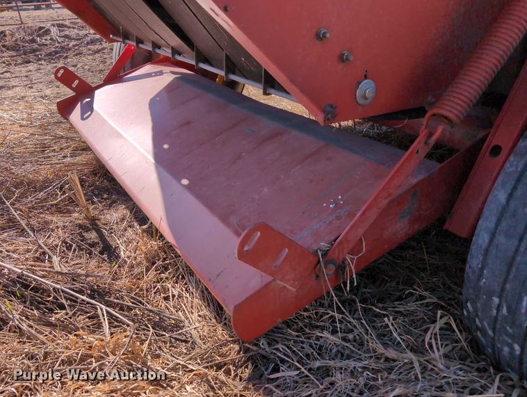 image for item DT1752 New Holland 664 round baler