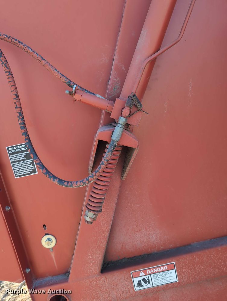 image for item DT1752 New Holland 664 round baler