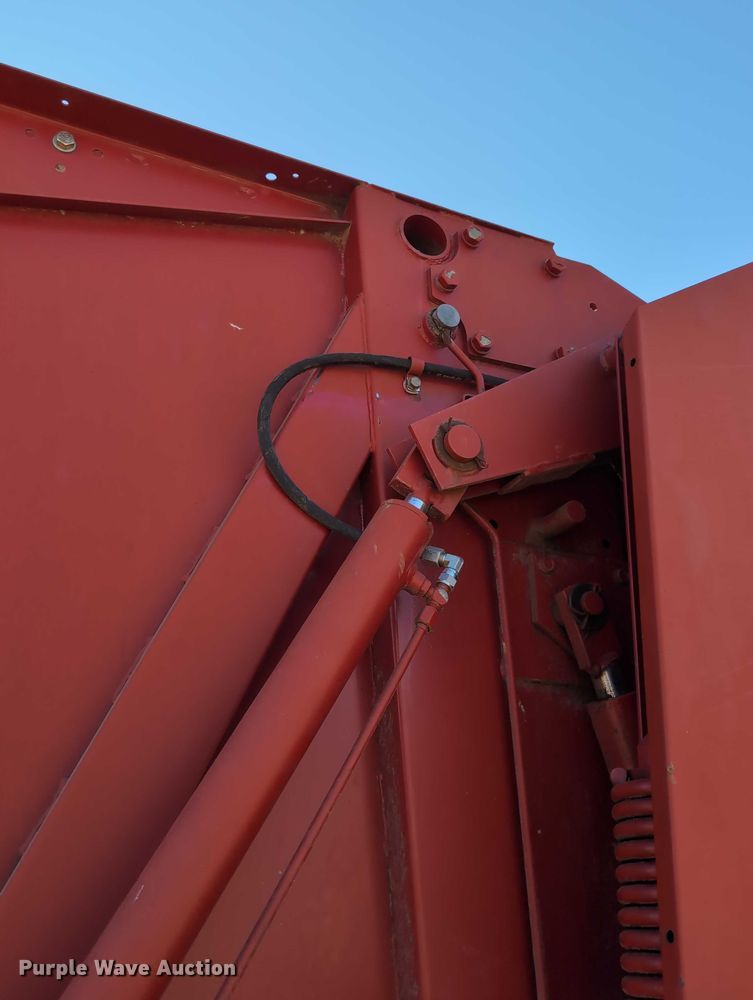 image for item DT1752 New Holland 664 round baler