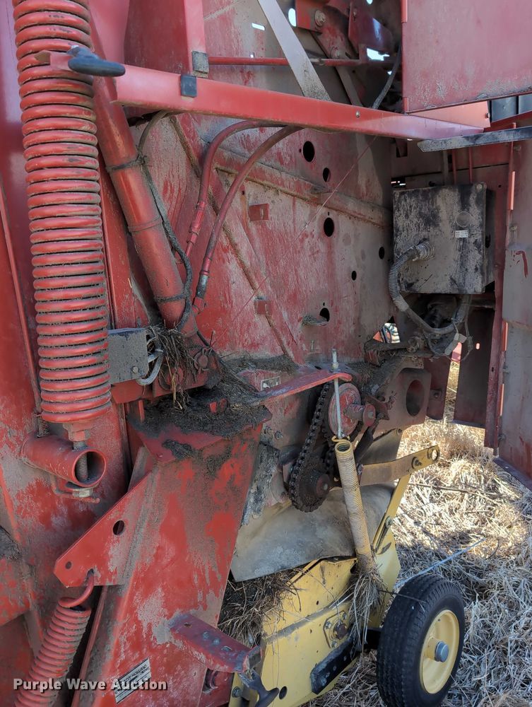 image for item DT1752 New Holland 664 round baler