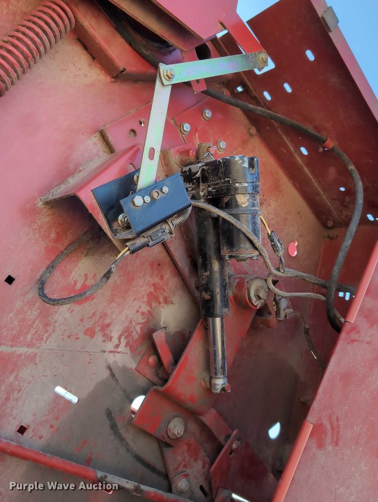 image for item DT1752 New Holland 664 round baler