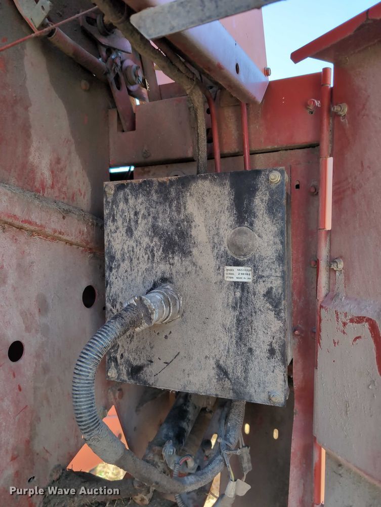 image for item DT1752 New Holland 664 round baler