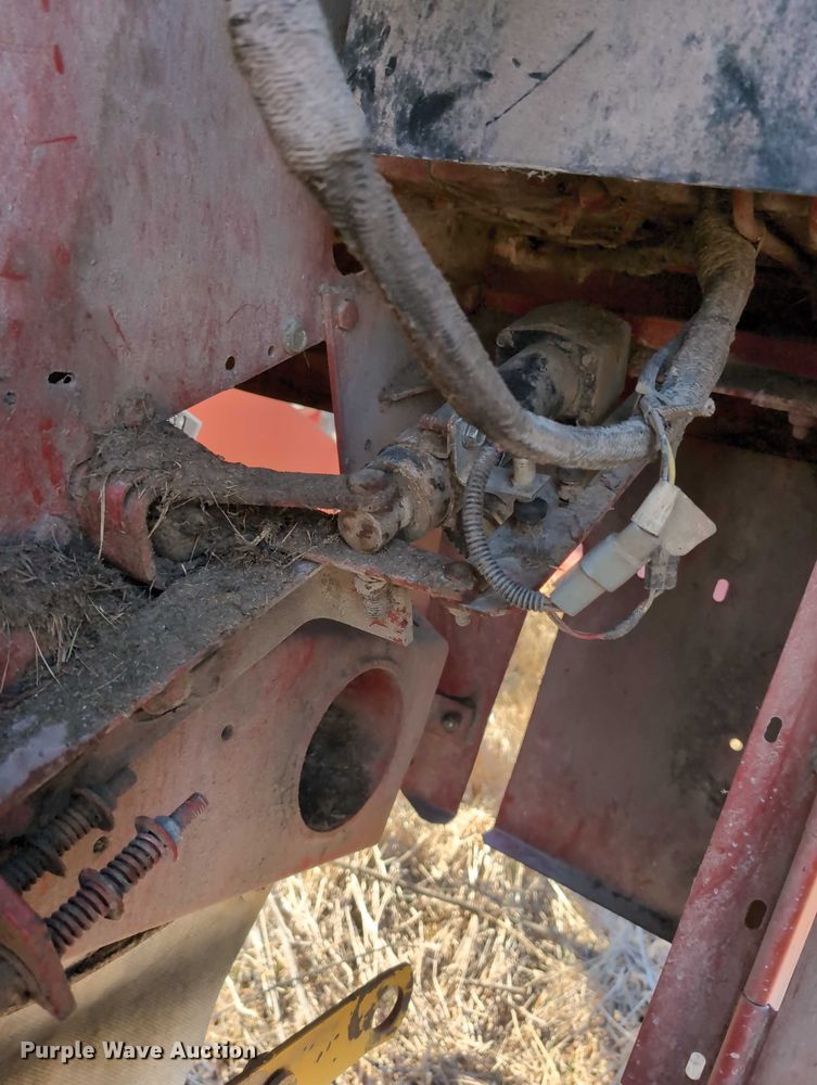 image for item DT1752 New Holland 664 round baler