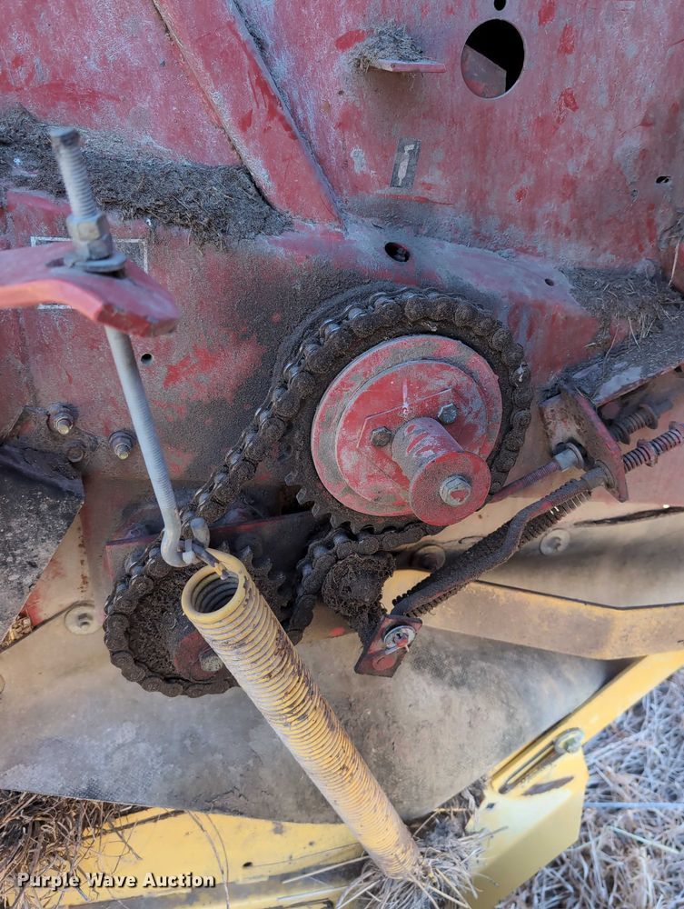 image for item DT1752 New Holland 664 round baler