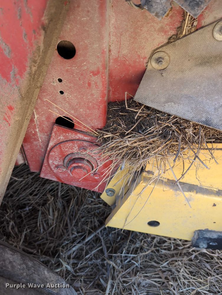 image for item DT1752 New Holland 664 round baler