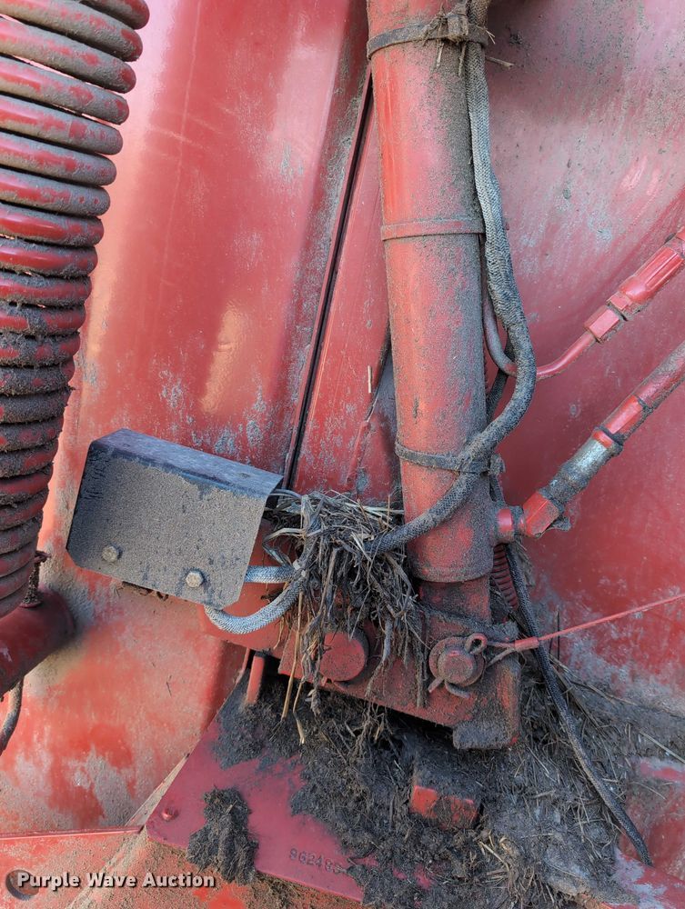 image for item DT1752 New Holland 664 round baler