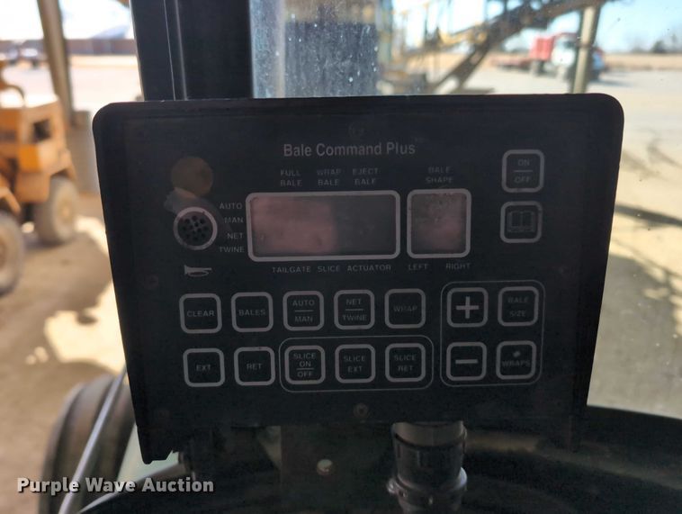 image for item DT1752 New Holland 664 round baler