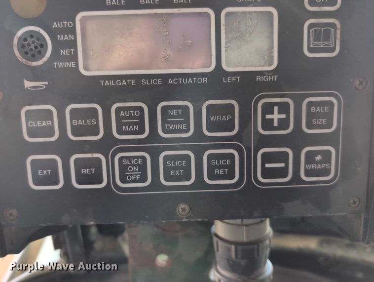 image for item DT1752 New Holland 664 round baler