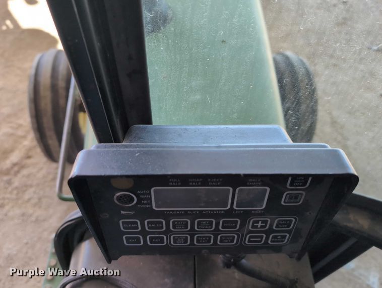 image for item DT1752 New Holland 664 round baler