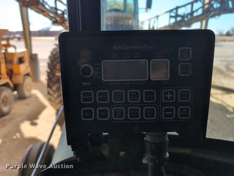 image for item DT1752 New Holland 664 round baler