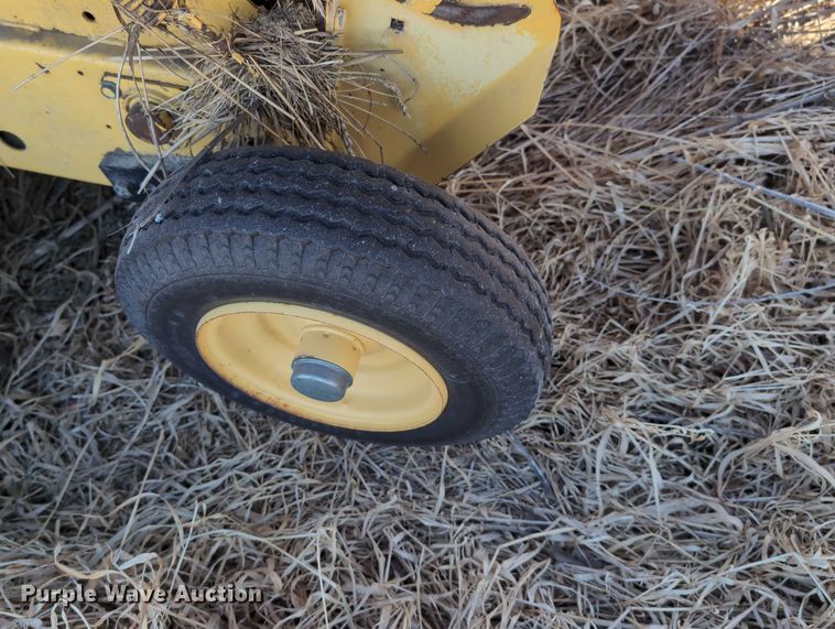 image for item DT1752 New Holland 664 round baler