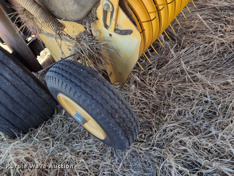 image for item DT1752 New Holland 664 round baler