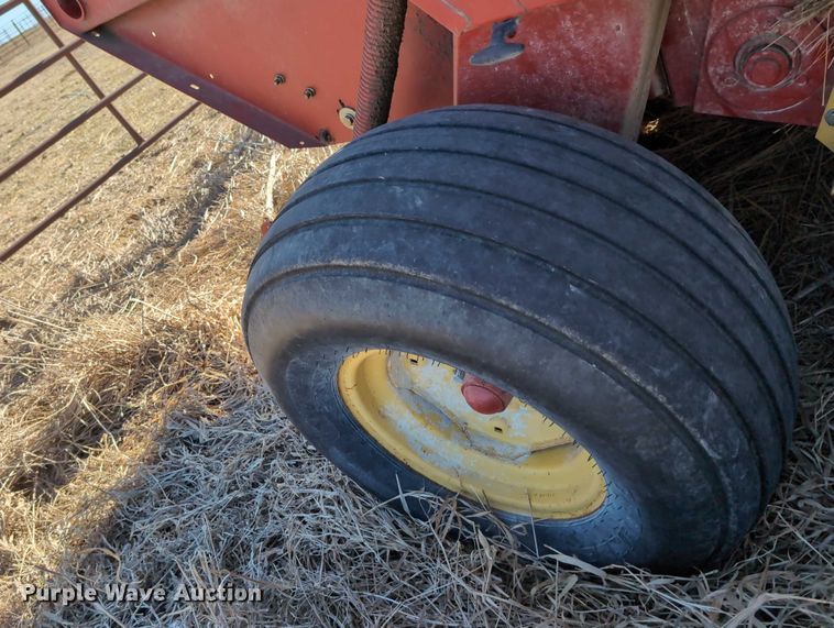 image for item DT1752 New Holland 664 round baler